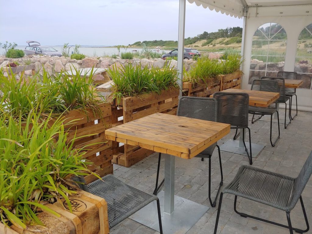 Cafeborde af kabeltromler samt rumdelere af paller på Orø Strandcamping