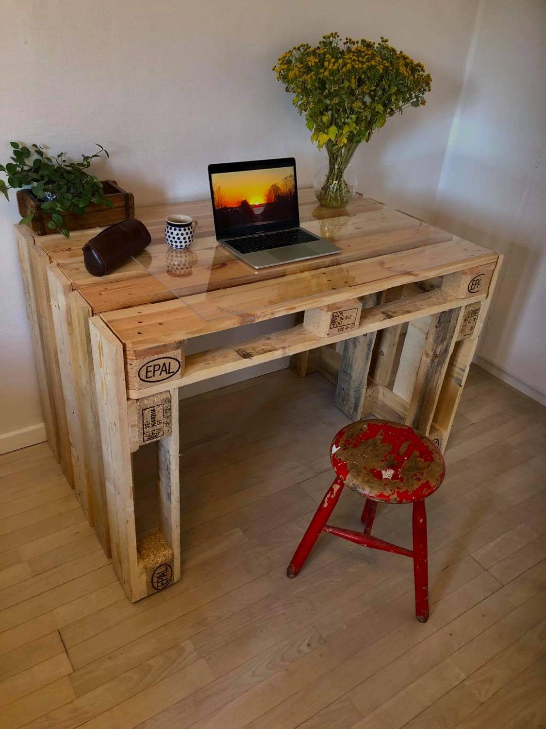 Skrivebord af paller - bæredygtige møbler Palledesign